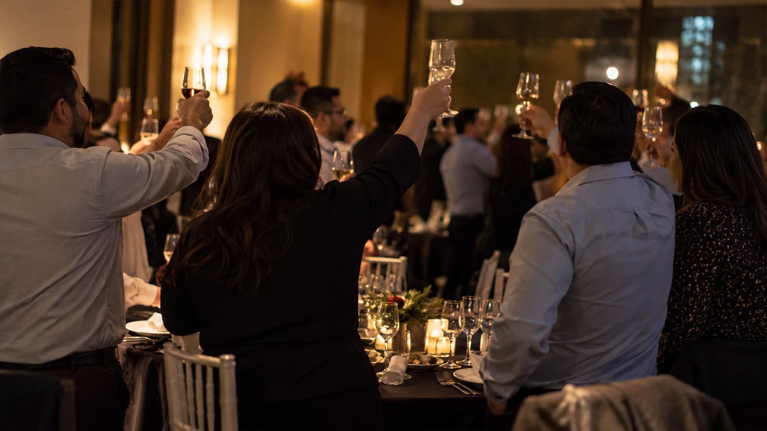 Brindis durante una convivencia empresarial